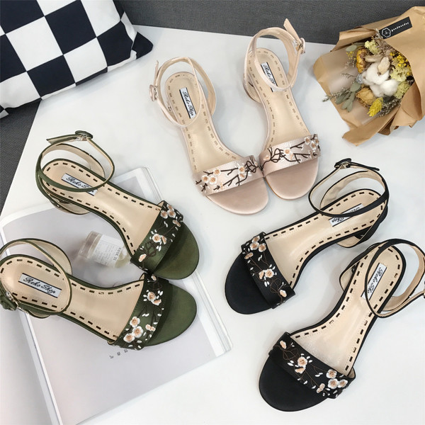 Άνετα ελαφριά σανδάλια με λεπτό λουράκι και διακόσμηση κεντημένα λουλούδια