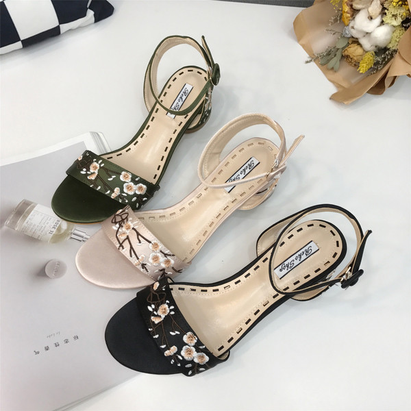 Άνετα ελαφριά σανδάλια με λεπτό λουράκι και διακόσμηση κεντημένα λουλούδια