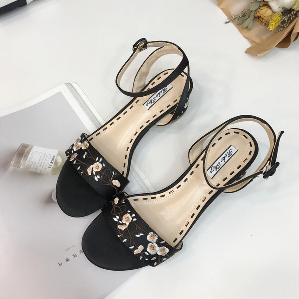Άνετα ελαφριά σανδάλια με λεπτό λουράκι και διακόσμηση κεντημένα λουλούδια