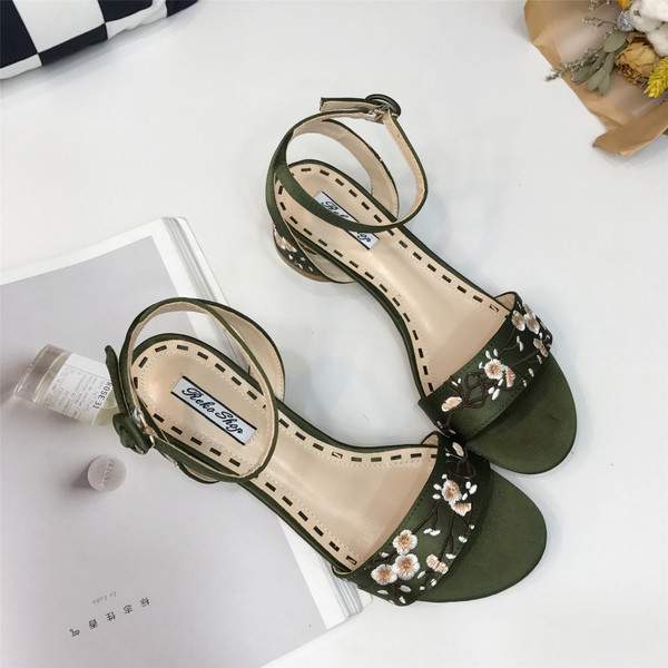 Άνετα ελαφριά σανδάλια με λεπτό λουράκι και διακόσμηση κεντημένα λουλούδια