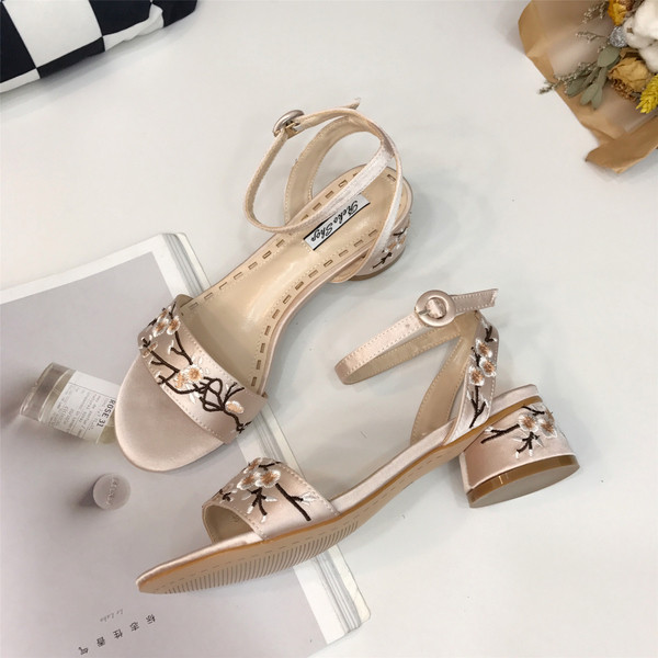 Άνετα ελαφριά σανδάλια με λεπτό λουράκι και διακόσμηση κεντημένα λουλούδια