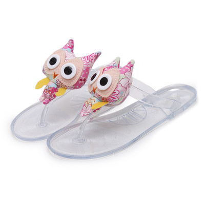 Πολύ ενδιαφέρουσα γυναικείες παντόφλες από καουτσούκ με πολύχρωμες εφαρμογές