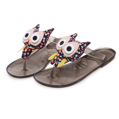 Πολύ ενδιαφέρουσα γυναικείες παντόφλες από καουτσούκ με πολύχρωμες εφαρμογές