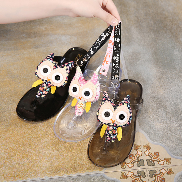 Πολύ ενδιαφέρουσα γυναικείες παντόφλες από καουτσούκ με πολύχρωμες εφαρμογές