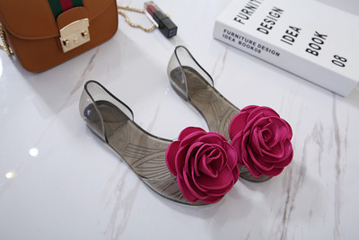 Πολύ άνεταγια το καλοκαίρι από καουτσούκ σανδάλια για τις γυναίκες με μια ενδιαφέρουσα εφαρμογή - Rose