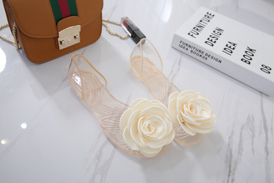 Πολύ άνεταγια το καλοκαίρι από καουτσούκ σανδάλια για τις γυναίκες με μια ενδιαφέρουσα εφαρμογή - Rose