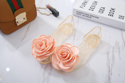 Πολύ άνεταγια το καλοκαίρι από καουτσούκ σανδάλια για τις γυναίκες με μια ενδιαφέρουσα εφαρμογή - Rose