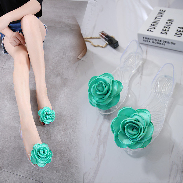 Πολύ άνεταγια  το καλοκαίρι από καουτσούκ σανδάλια για τις γυναίκες με μια ενδιαφέρουσα εφαρμογή - Rose