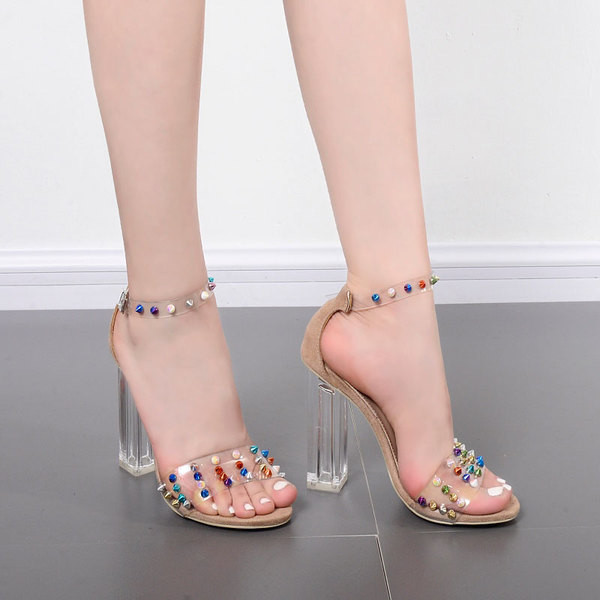 Σούπερ μοντέλο φρέσκο ​​καλοκαίρι παπούτσια με ψηλά τρέχουσα διαφανή και χρωματιστά καρφιά