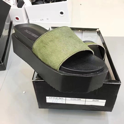 Πολύ κομψές δερμάτινες παντόφλες σε υψηλή πλατφόρμα