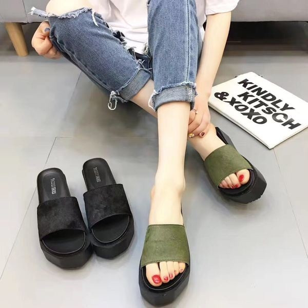 Πολύ κομψές δερμάτινες παντόφλες σε υψηλή πλατφόρμα