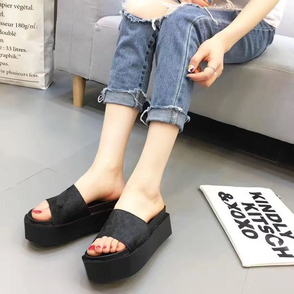 Πολύ κομψές δερμάτινες παντόφλες σε υψηλή πλατφόρμα