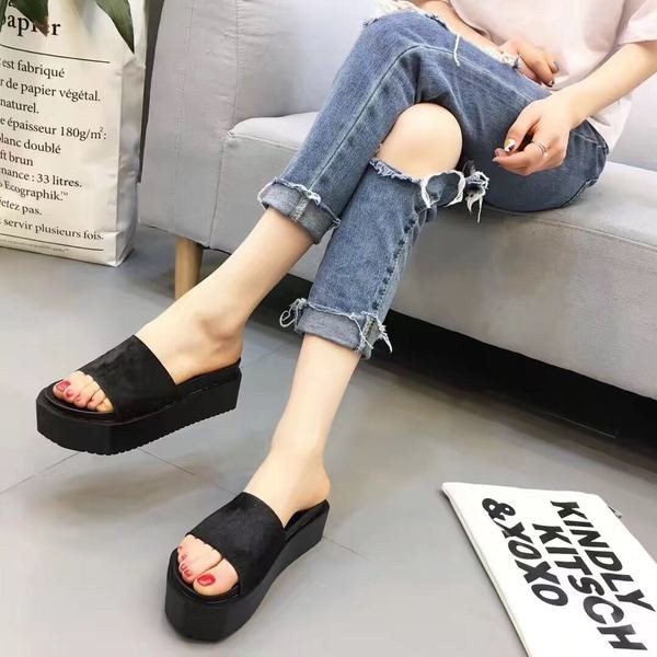 Πολύ κομψές δερμάτινες παντόφλες σε υψηλή πλατφόρμα