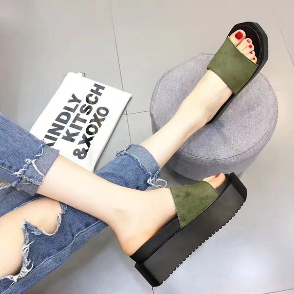 Πολύ κομψές δερμάτινες παντόφλες σε υψηλή πλατφόρμα