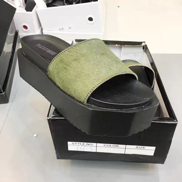 Πολύ κομψές δερμάτινες παντόφλες σε υψηλή πλατφόρμα