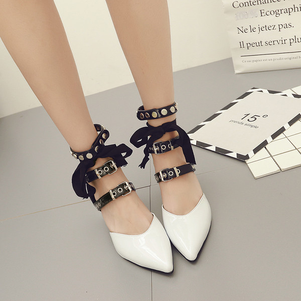 Ψηλοτάκουνα παπούτσια  με πολύ ενδιαφέρουσες αγκράφες στερεώνεται γύρω από τον αστράγαλο