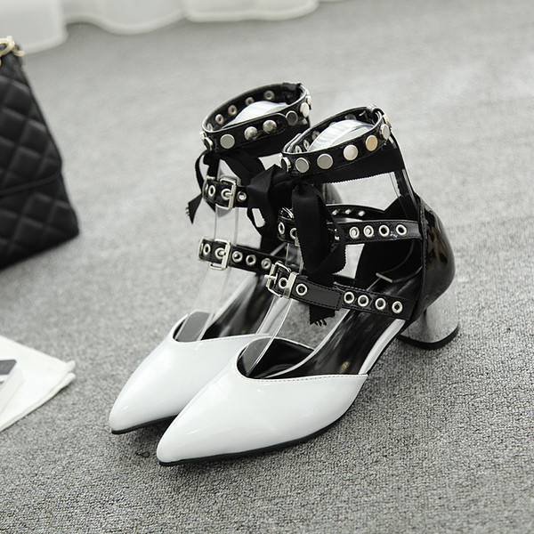 Ψηλοτάκουνα παπούτσια  με πολύ ενδιαφέρουσες αγκράφες στερεώνεται γύρω από τον αστράγαλο