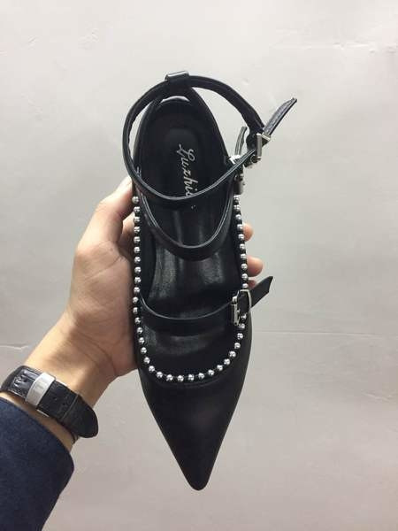 Μοντέρνα γυναικεία παπούτσια  με πολλά ενδιαφέροντα στολίδια