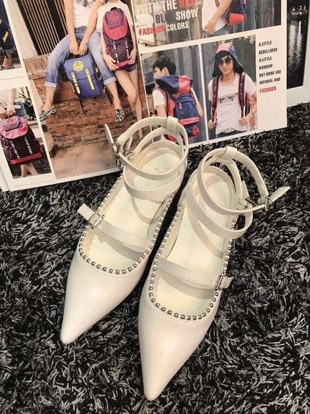 Μοντέρνα γυναικεία παπούτσια  με πολλά ενδιαφέροντα στολίδια