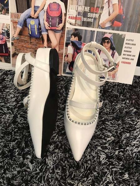 Μοντέρνα γυναικεία παπούτσια  με πολλά ενδιαφέροντα στολίδια