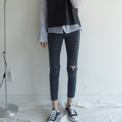 Πολύ κομψά και μοντέρνα παντελόνια denim με 7/8 πόδια και σχισμένα γόνατα