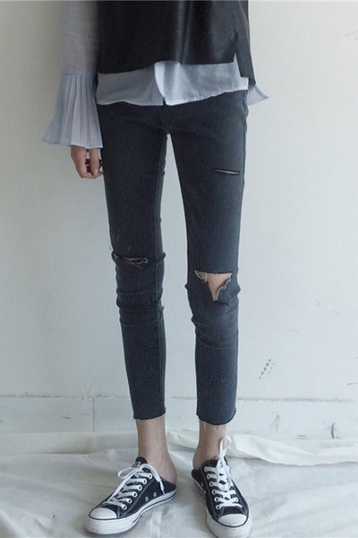 Πολύ κομψά και μοντέρνα παντελόνια denim με 7/8 πόδια και σχισμένα γόνατα