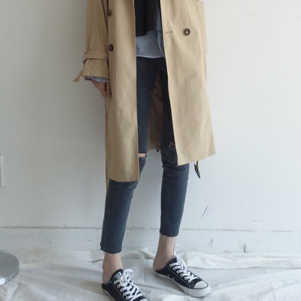 Πολύ κομψά και μοντέρνα παντελόνια denim με 7/8 πόδια και σχισμένα γόνατα