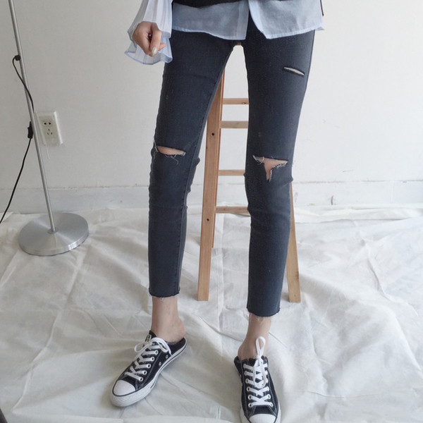 Πολύ κομψά και μοντέρνα παντελόνια denim με 7/8 πόδια και σχισμένα γόνατα