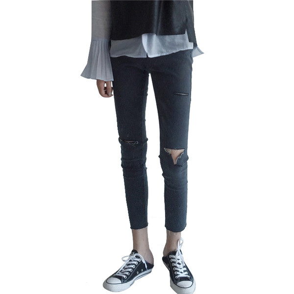 Πολύ κομψά και μοντέρνα παντελόνια denim με 7/8 πόδια και σχισμένα γόνατα