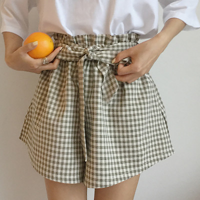 Πολύ ενδιαφέρουσα κυρία ευρύ παντελόνι με μια όμορφη κορδέλα και υψηλή μέση