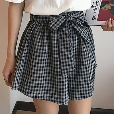 Πολύ ενδιαφέρουσα κυρία ευρύ παντελόνι με μια όμορφη κορδέλα και υψηλή μέση