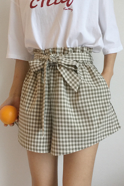 Πολύ ενδιαφέρουσα κυρία ευρύ παντελόνι με μια όμορφη κορδέλα και υψηλή μέση