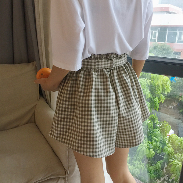 Πολύ ενδιαφέρουσα κυρία ευρύ παντελόνι με μια όμορφη κορδέλα και υψηλή μέση