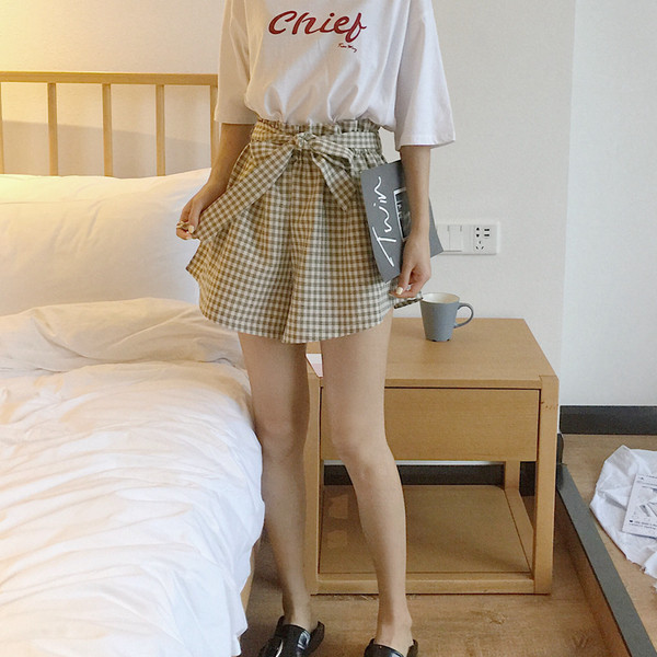 Πολύ ενδιαφέρουσα κυρία ευρύ παντελόνι με μια όμορφη κορδέλα και υψηλή μέση