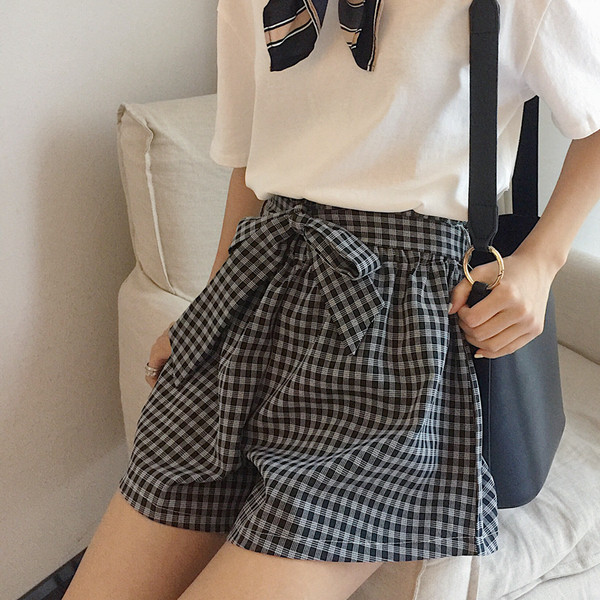 Πολύ ενδιαφέρουσα κυρία ευρύ παντελόνι με μια όμορφη κορδέλα και υψηλή μέση