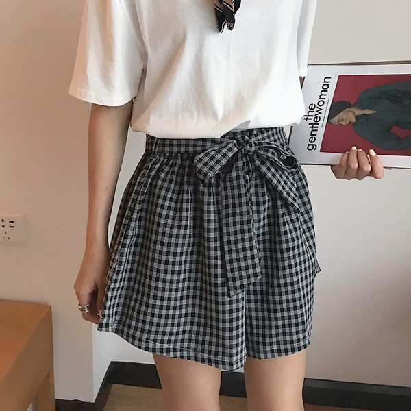 Πολύ ενδιαφέρουσα κυρία ευρύ παντελόνι με μια όμορφη κορδέλα και υψηλή μέση