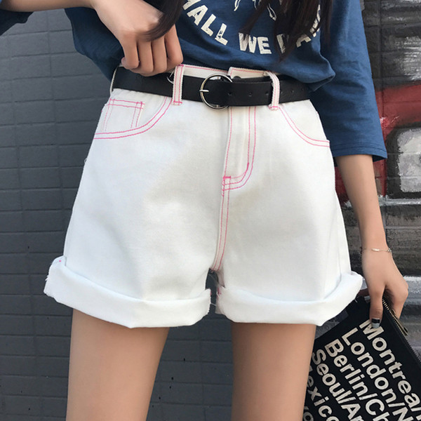 τζιν παντελόνι σύντομες πολλές σύγχρονες γυναίκες με μεγάλη πόδια