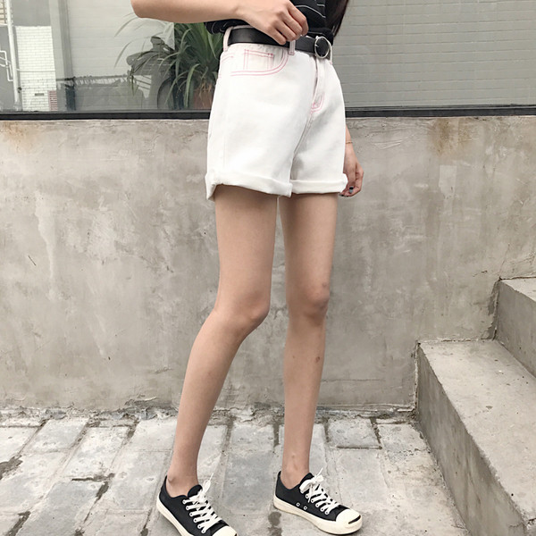 τζιν παντελόνι σύντομες πολλές σύγχρονες γυναίκες με μεγάλη πόδια