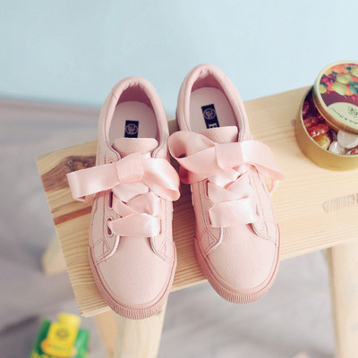 Κομψά και πολύ όμορφα γυναικεία παπούτσια με κορδέλα