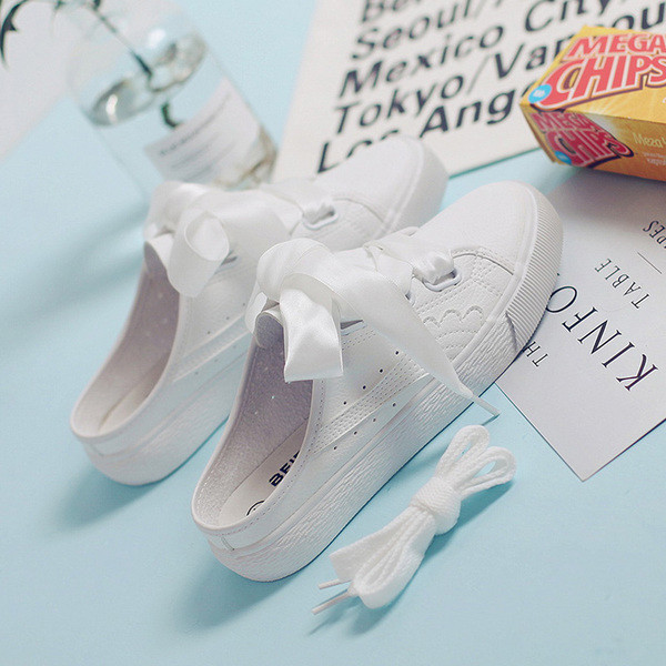 Κομψά και πολύ όμορφα γυναικεία παπούτσια με κορδέλα