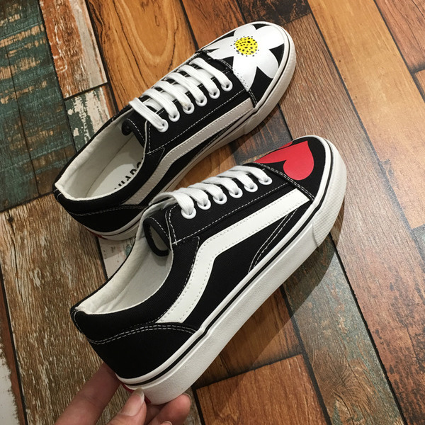 Πολύ άνετα γυναικεία  πάνινα παπούτσια με ενδιαφέρουσες εικονογραφήσεις - 2 μοντέλα