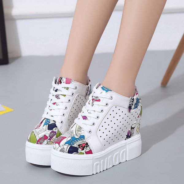 Εξαιρετικά κομψά και μοντέρνα γυναικεία παπούτσια  με υψηλή πλατφόρμα και πολύχρωμα μοτίβα λουλουδιών