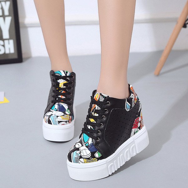 Εξαιρετικά κομψά και μοντέρνα γυναικεία παπούτσια  με υψηλή πλατφόρμα και πολύχρωμα μοτίβα λουλουδιών