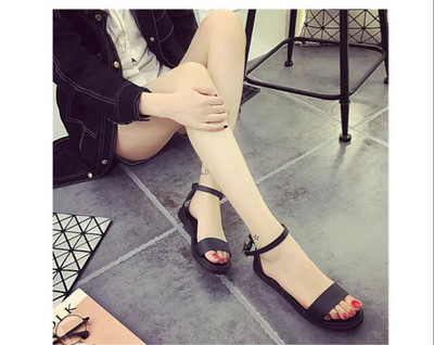 Πολύ κομψό, καθαρό κυρίες σανδάλια με σόλες χαμηλή, αντιολισθητική