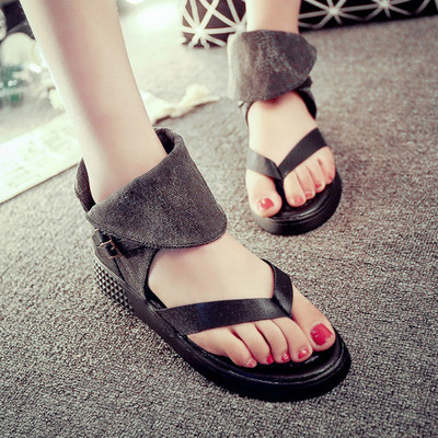 Πολλές κομψό γυναικών περιστασιακά σανδάλια με ενδιαφέρουσες ταινίες