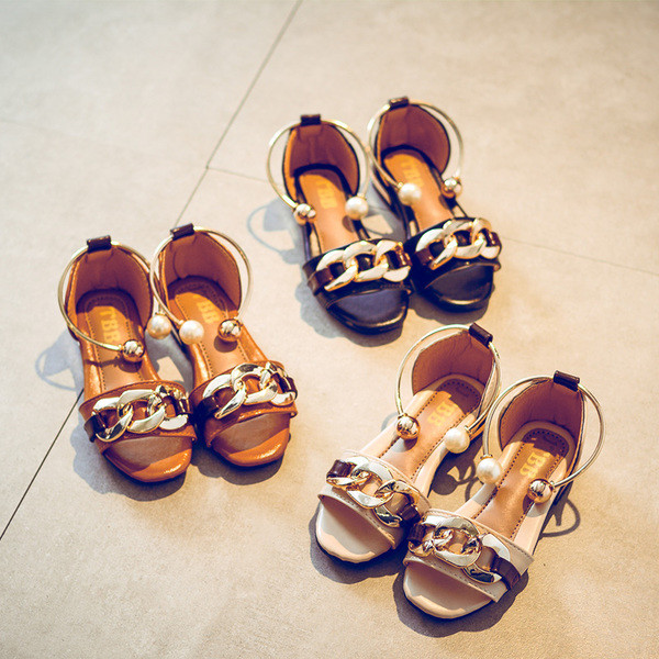 Πολύ ενδιαφέρουσα και μοντέρνα σανδάλια για παιδιά κορίτσι με ενδιαφέρον στολίδια και όμορφο κούμπωμα γύρω από τον αστράγαλο