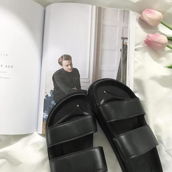 Άνετες γυναικείες παντόφλες με  σόλα σε μαύρο χρώμα