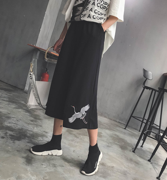 Πολύ ενδιαφέρουσα γυναικεία casual παντελόνι με πρωτότυπο κέντημα