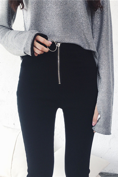 Πολύ βολικό και μοντέρνα κυρίες μαύρο κολάν με φερμουάρ και ένα γύρο στολίδι