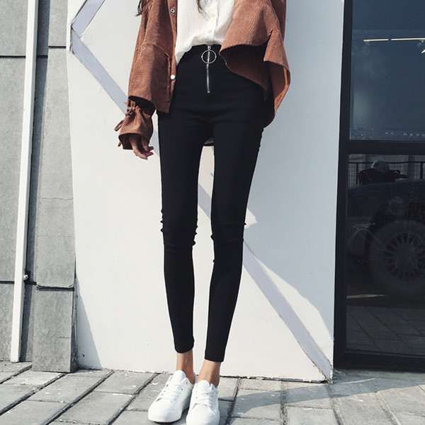 Πολύ βολικό και μοντέρνα κυρίες μαύρο κολάν με φερμουάρ και ένα γύρο στολίδι